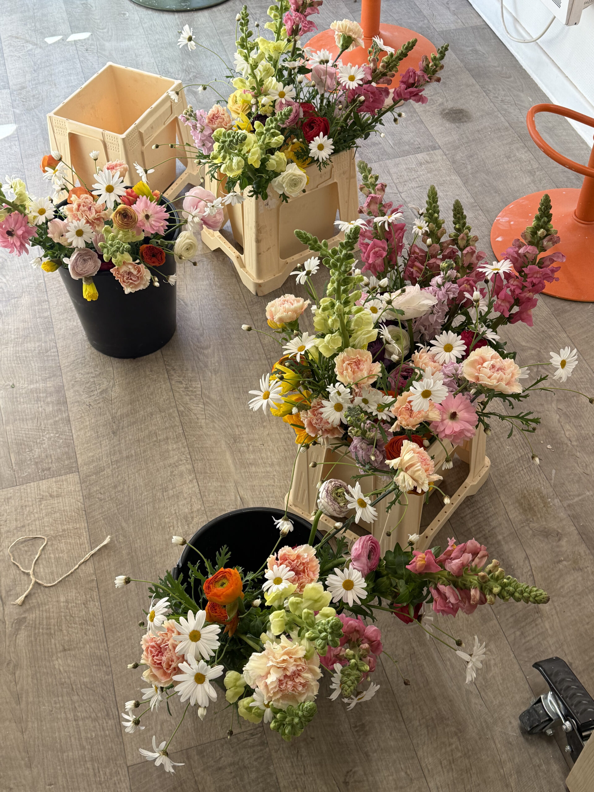 Fleurs colorées dans des seaux - fleurs de saison et locales - atelier annecy